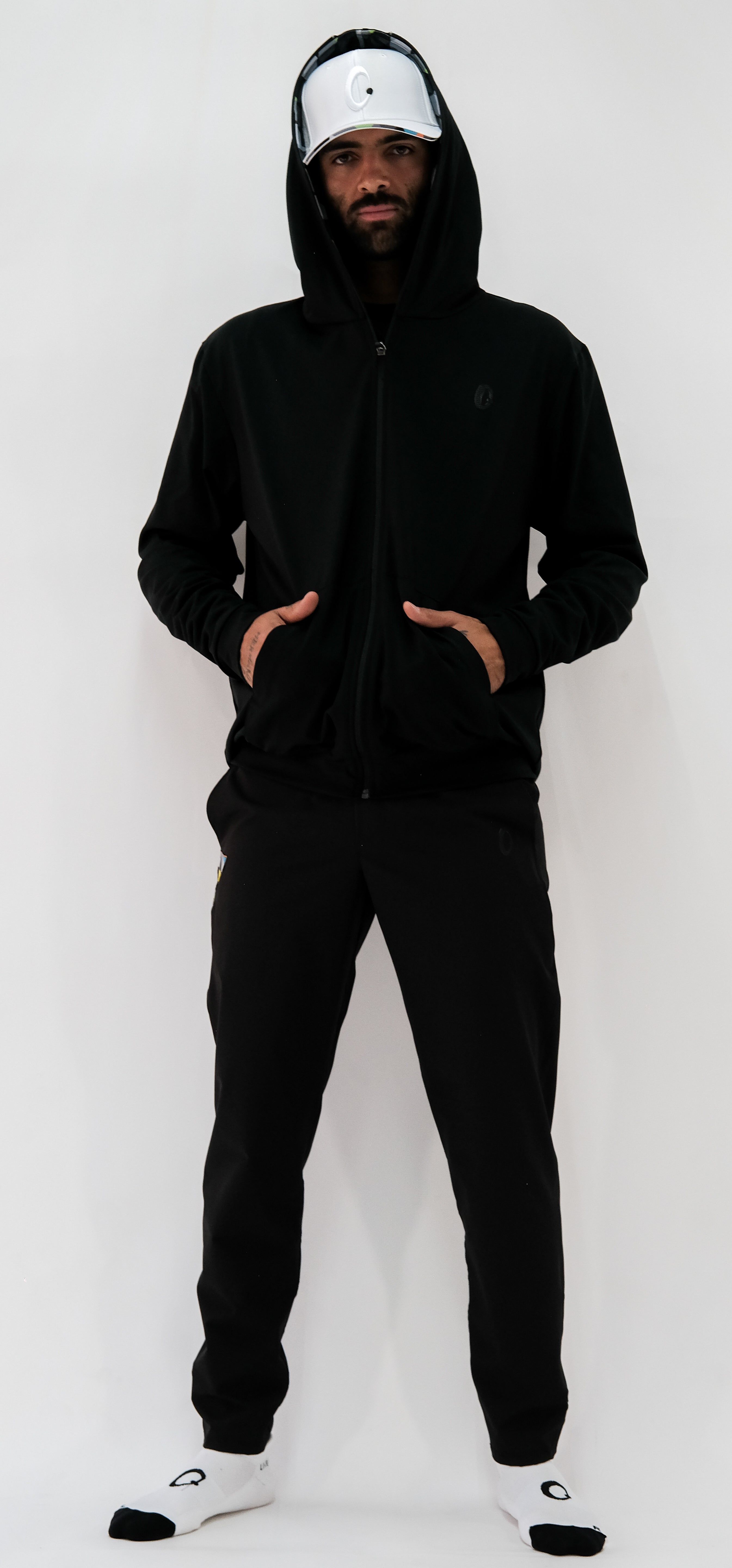 Chamarra con gorro hombre negro