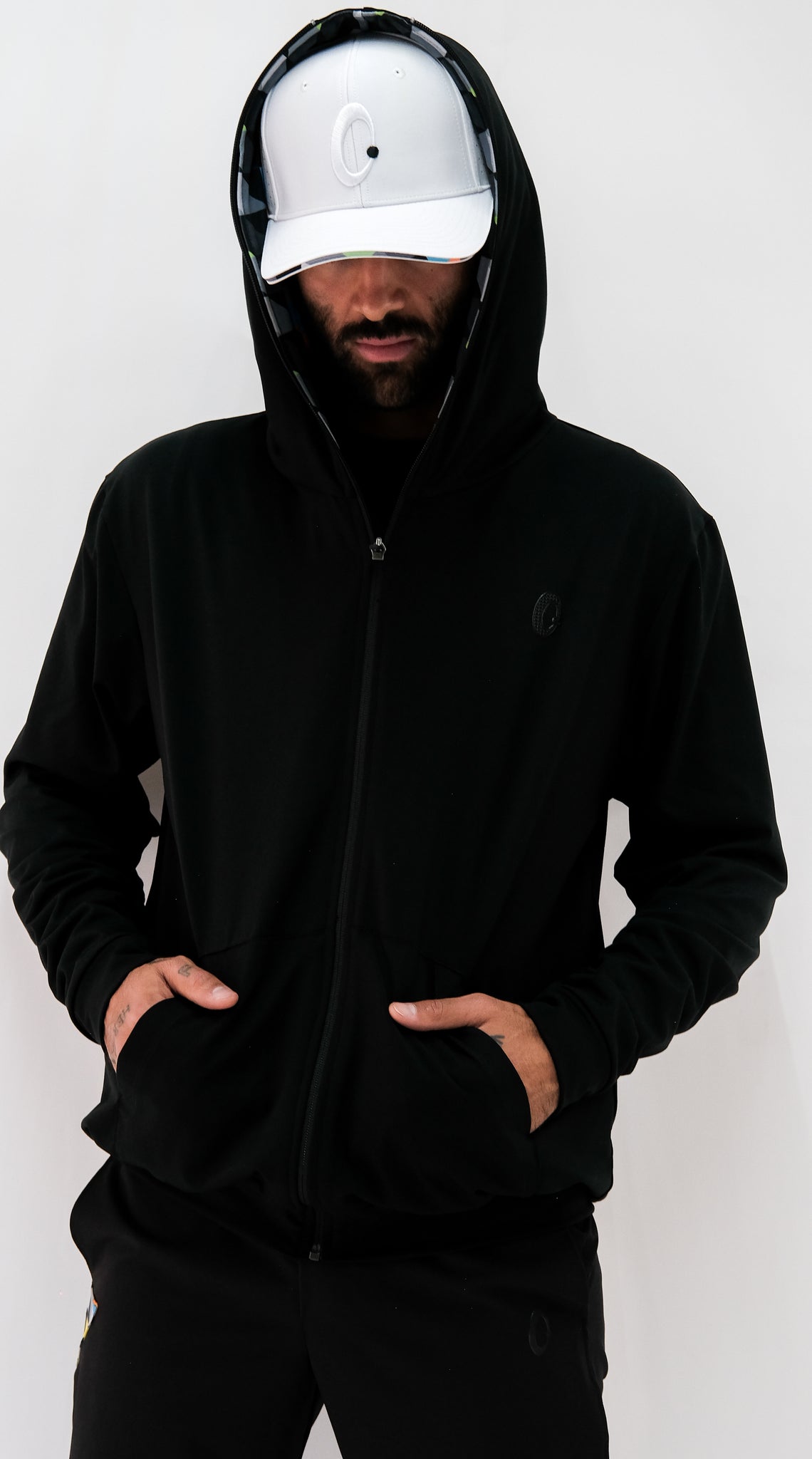 Chamarra con gorro hombre negro1